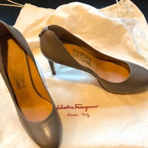 Ferragano taupe pumps